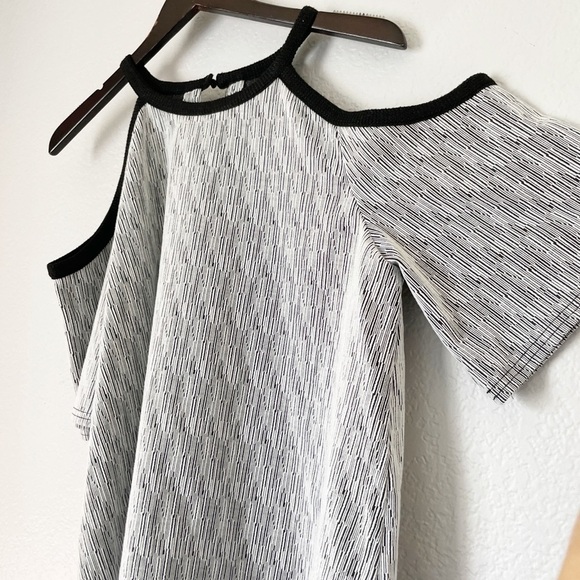 MOON RIVER Cold Shoulder Top Medium - Picture 2 of 5